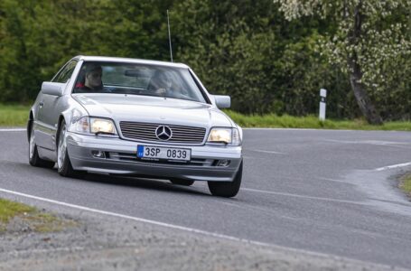 Velký Mercedes 500 SL